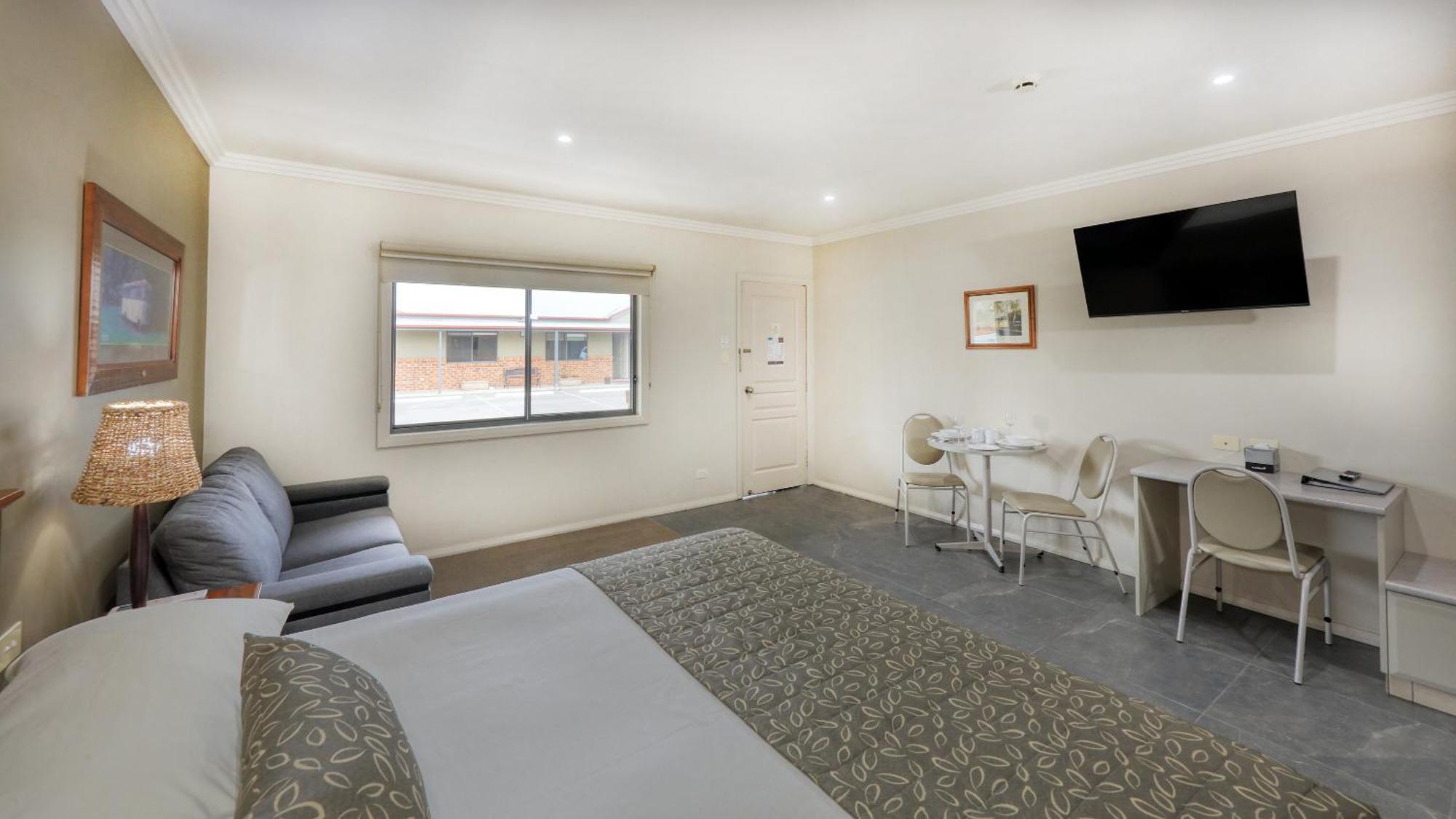 The Saltbush Motor Inn Hay Exterior foto