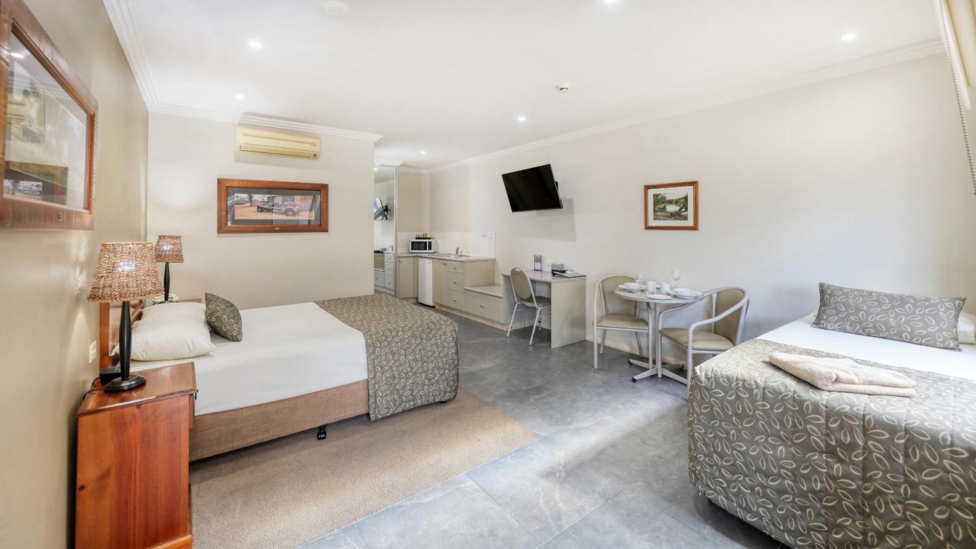 The Saltbush Motor Inn Hay Exterior foto